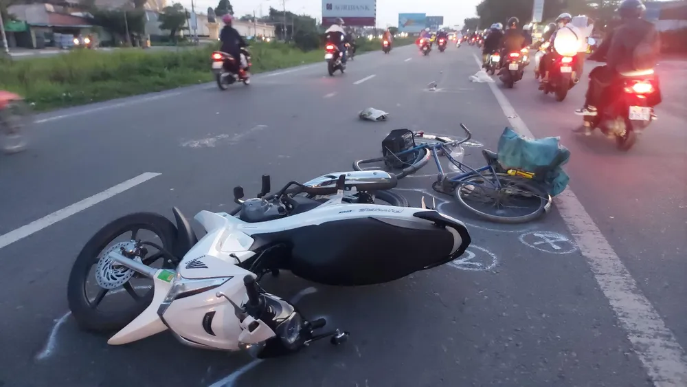 Hiện trường vụ tai nạn xảy ra vào chiều ngày 5-11. Ảnh: LÊ DUY Hiện trường vụ tai nạn xảy ra vào chiều ngày 5-11. Ảnh: LÊ DUY