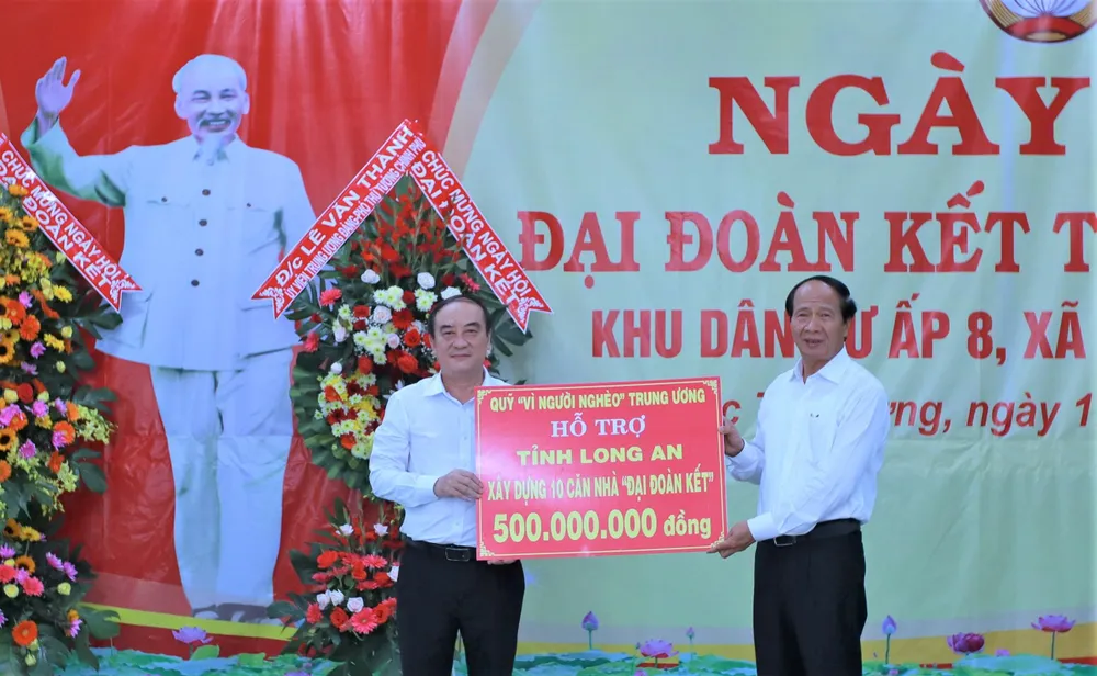 Phó Thủ tướng Lê Văn Thành trao tặng quỹ &quot; Vì người nghèo&quot; trung ương hỗ trợ Tỉnh Long An xây dựng 10 căn nhà &quot; Đại đoàn kết&quot;. Ảnh: HUỲNH DU