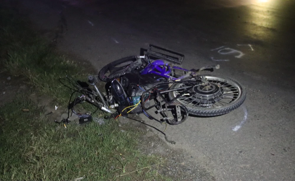 Chiếc xe đạp điện của em T. bị gãy đôi hư hỏng nặng. Ảnh: HUỲNH DU