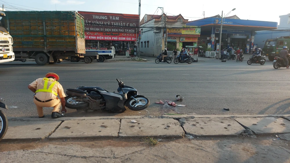 CSGT công an tỉnh Long An khám nghiệm hiện trường vụ tai nạn. Ảnh: Lê Duy