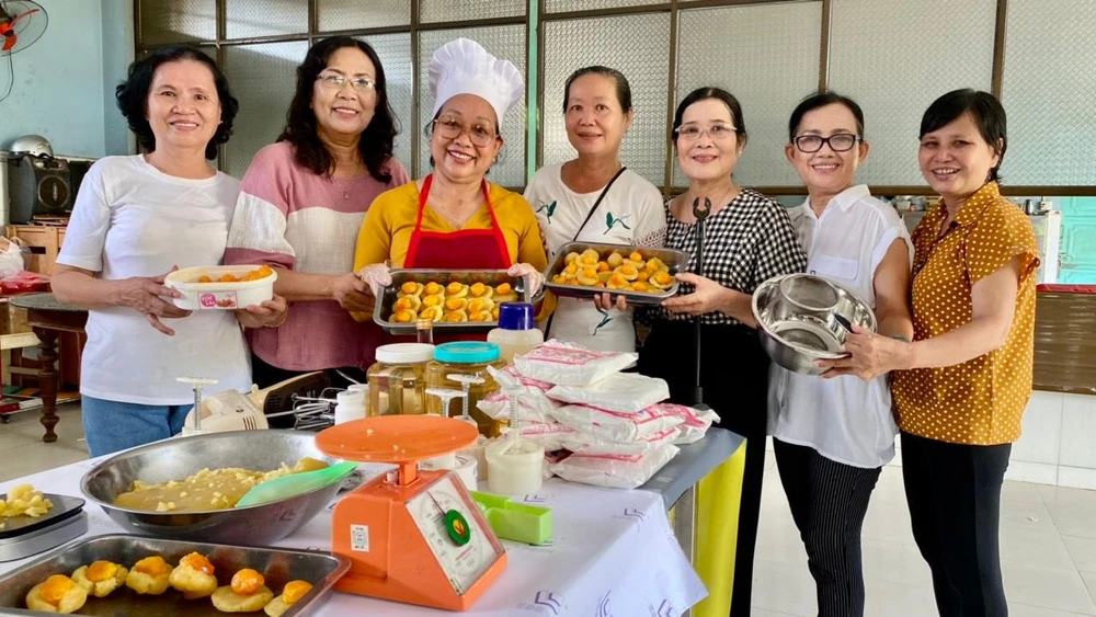 Các cô giáo tại trường Bồ Đề Phương Duy làm bánh để tặng cho các em đón trung thu năm học 2022-2023