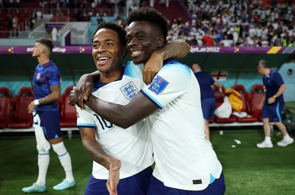 Sterling và Saka vui mừng khi ghi được bàn thắng thứ 3. Ảnh: Getty