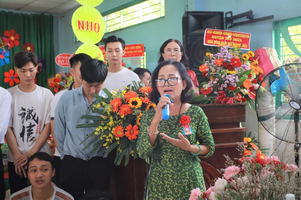 Cô Nguyễn Thị Hải xúc động vui mừng khi các học trò mình đã dạy dỗ nay thành công. Ảnh: HUỲNH DU