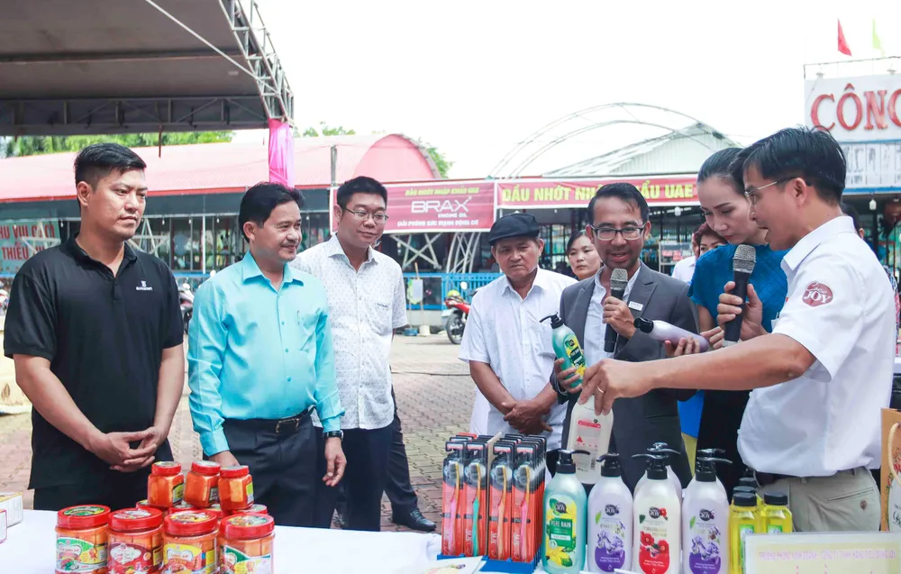 Các doanh nghiệp trưng bày giới thiệu sản phẩm tại chương trình kết nối cung cầu hàng hóa. Ảnh: HUỲNH DU Các doanh nghiệp trưng bày giới thiệu sản phẩm tại chương trình kết nối cung cầu hàng hóa. Ảnh: HUỲNH DU