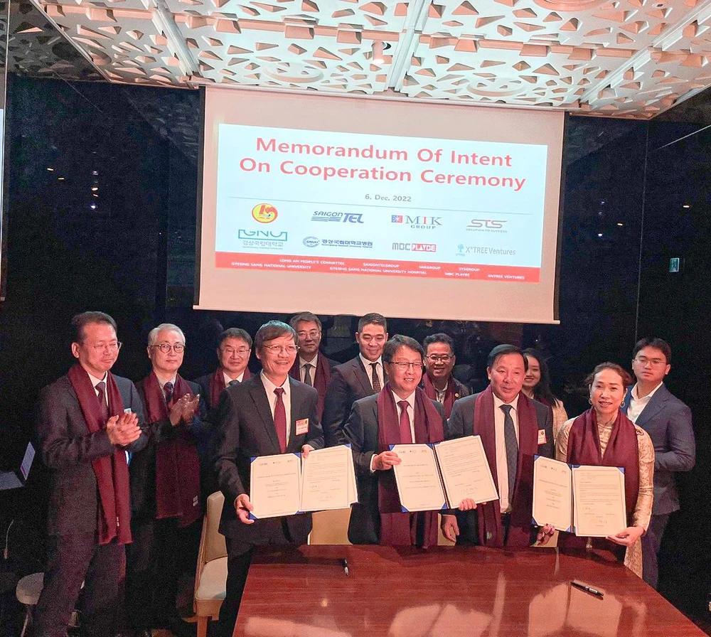 Chủ tịch UBND tỉnh Long An - Nguyễn Văn Út ( đứng hàng đầu thứ 2 bên trái) chứng kiến các nhà đầu tư hợp tác với các doanh nghiệp Việt Nam trên địa bàn tỉnh Long An. Ảnh: TTXVN Chủ tịch UBND tỉnh Long An - Nguyễn Văn Út ( đứng hàng đầu thứ 2 bên trái) chứng kiến các nhà đầu tư hợp tác với các doanh nghiệp Việt Nam trên địa bàn tỉnh Long An. Ảnh: TTXVN