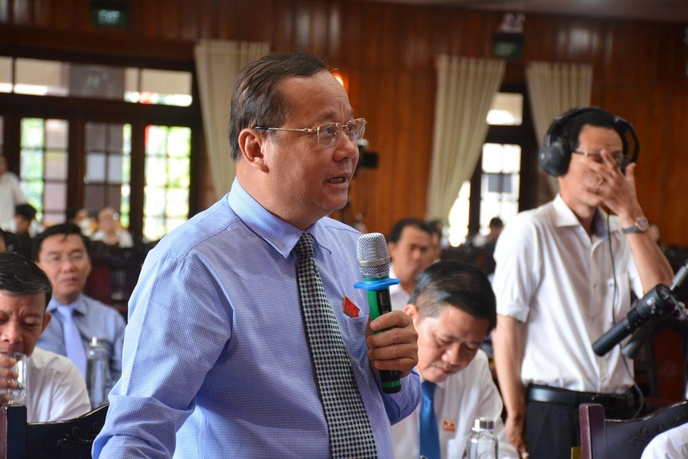 Đại biểu Trần Quốc Việt tham gia đặt câu hỏi chất vấn tại kỳ họp. Ảnh: HUỲNH DU