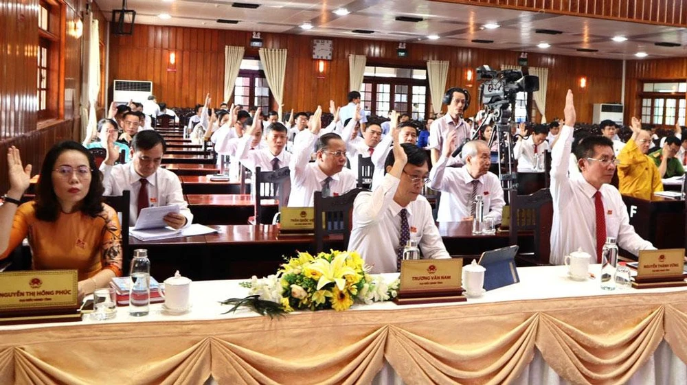 Kỳ họp đã thông qua 42 nghị quyết quan trọng về kinh tế - xã hội. Ảnh: HUỲNH DU