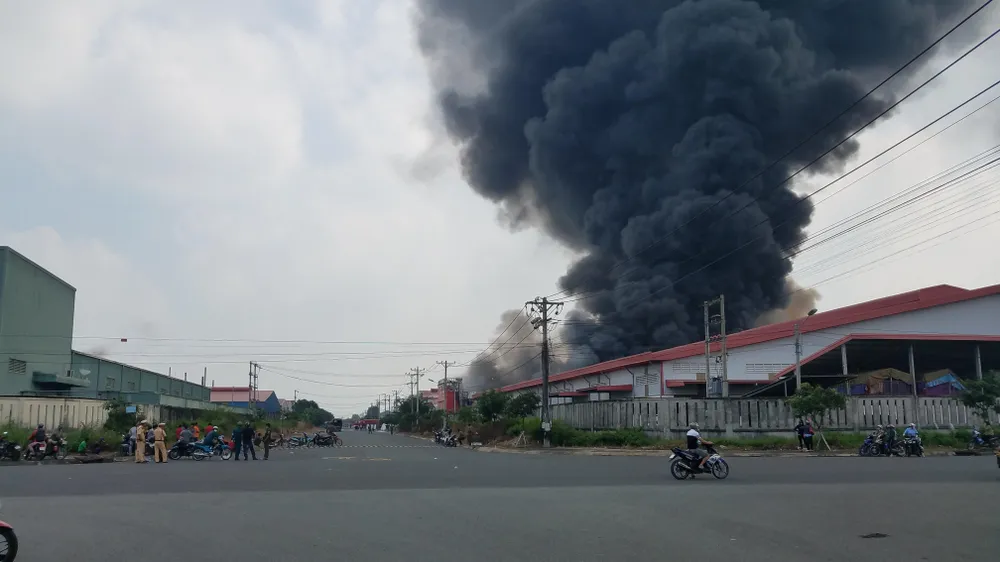 Các tuyến đường xung quanh hiện trường vụ cháy cũng được lực lượng chức năng phong tỏa, phục vụ công tác dập lửa. Ảnh: CTV Các tuyến đường xung quanh hiện trường vụ cháy cũng được lực lượng chức năng phong tỏa, phục vụ công tác dập lửa. Ảnh: CTV