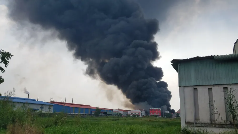 Ngọn lửa đám cháy bốc lên cao, bao trùm cả khu vực. Ảnh: CTV Ngọn lửa đám cháy bốc lên cao, bao trùm cả khu vực. Ảnh: CTV