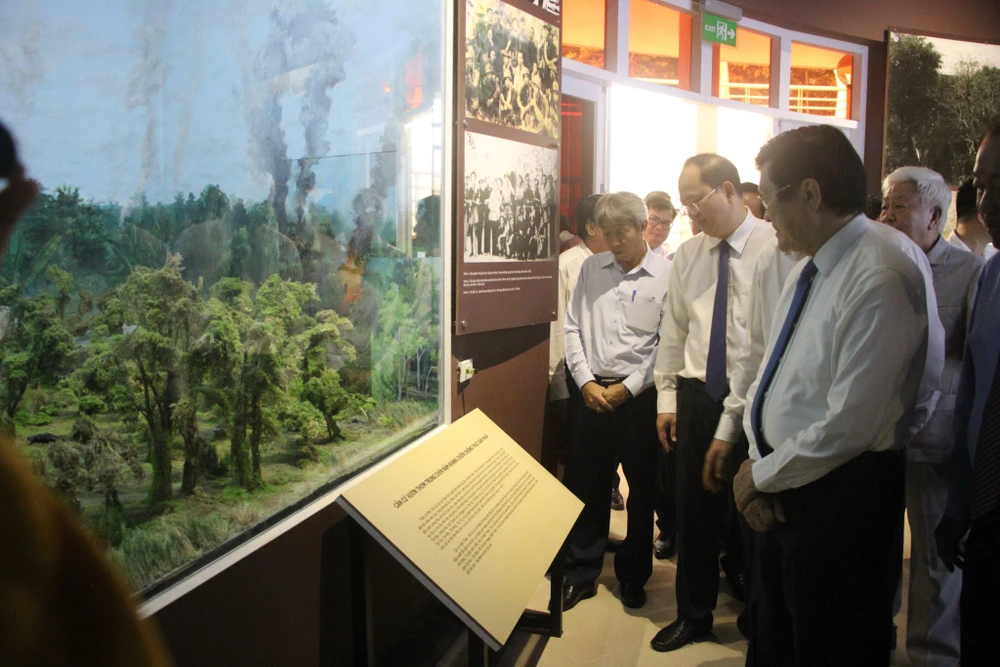 Các đại biểu tham quan tại Nhà trưng bày Long An -TP.HCM. Ảnh: HUỲNH DU