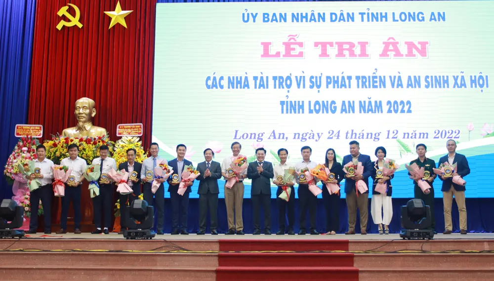 Lãnh đạo tỉnh Long An trao tặng hoa và quà các cá nhân, doanh nghiệp, nhà tài trợ tại lễ tri ân. Ảnh: HUỲNH DU Lãnh đạo tỉnh Long An trao tặng hoa và quà các cá nhân, doanh nghiệp, nhà tài trợ tại lễ tri ân. Ảnh: HUỲNH DU