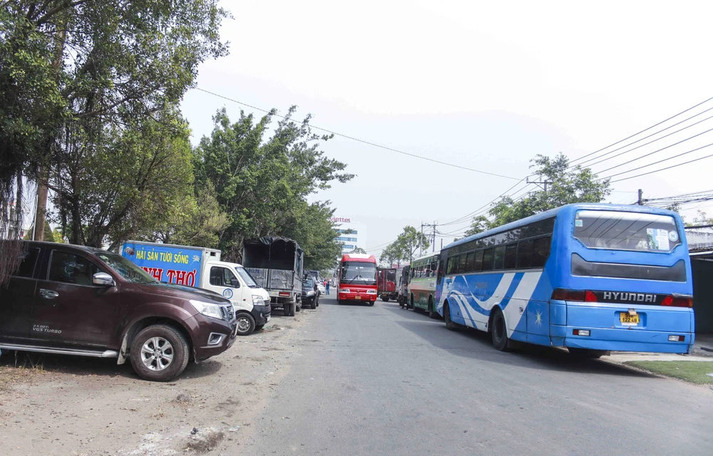 Số lượng xe bị ùn ứ trước cổng Trung Đăng kiểm xe cơ giới 62.01S khi chờ đến lượt đăng kiểm. Ảnh: HUỲNH DU