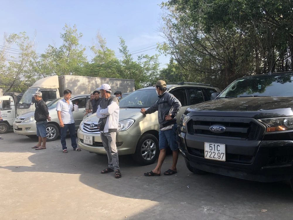 Nhiều tài xế đứng tập trung chờ hàng giờ để đến lượt đăng kiểm xe. Ảnh: HUỲNH DU