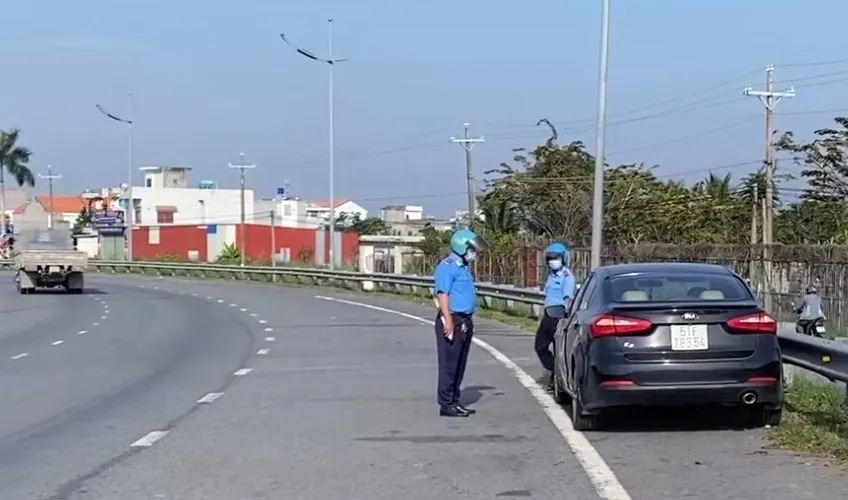 Lực lượng TTGT tỉnh Long An xử lý xe vi phạm đậu đỗ không đúng quy định trên đường dẫn vào cao tốc TP.HCM - Trung Lương. Ảnh: HUỲNH DU