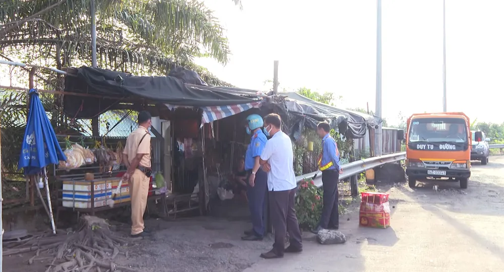 Lực lượng TTGT, CSGT Bến Lức xử lý vi phạm hành lang đường bộ đoạn dẫn cao tốc TP.HCM - Trung Lương. Ảnh: HUỲNH DU