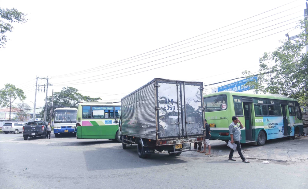 Xe ô tô đậu kín lối vào Trung tâm Đăng kiểm xe cơ giới 62.01S. Ảnh: HUỲNH DU Xe ô tô đậu kín lối vào Trung tâm Đăng kiểm xe cơ giới 62.01S. Ảnh: HUỲNH DU