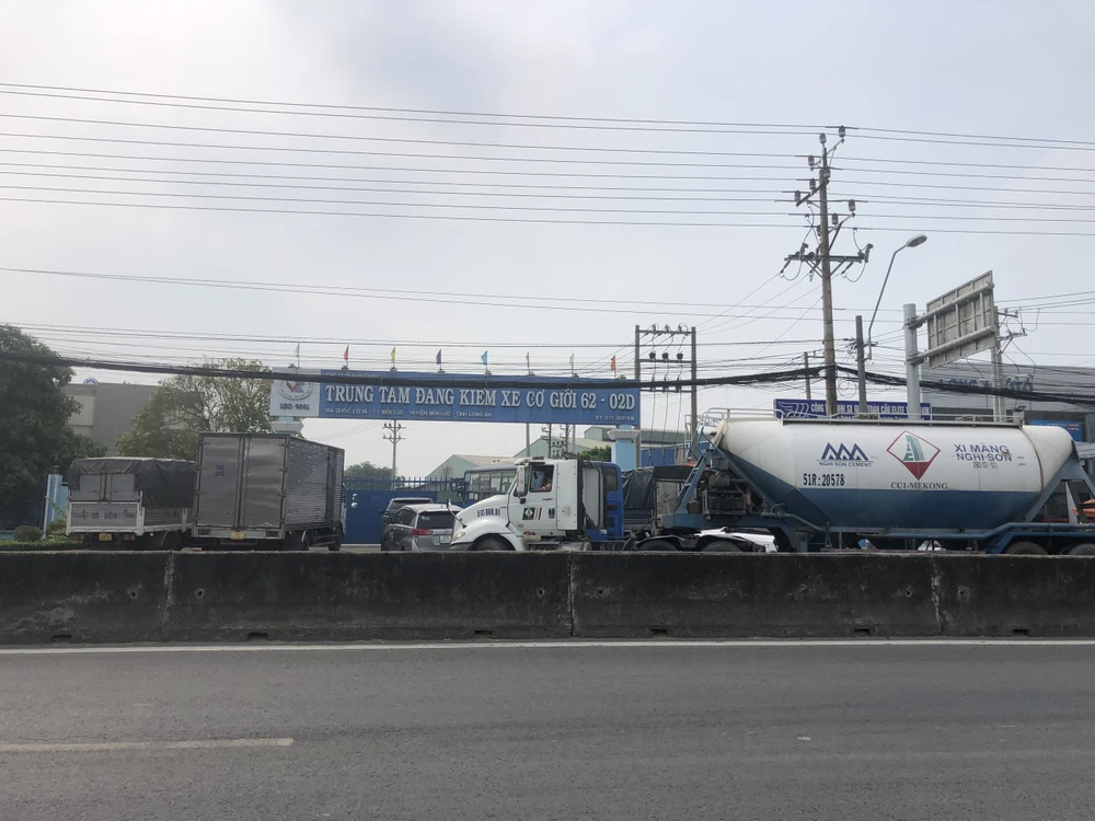 Hàng trăm tài xế từ TP.HCM, Tiền Giang xếp hàng trên quốc lộ 1, chờ vào Trung tâm đăng kiểm xe cơ giới 62-02D. Ảnh: HUỲNH DU Hàng trăm tài xế từ TP.HCM, Tiền Giang xếp hàng trên quốc lộ 1, chờ vào Trung tâm đăng kiểm xe cơ giới 62-02D. Ảnh: HUỲNH DU