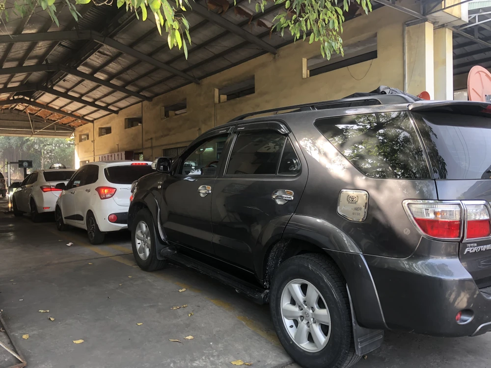 Các phương tiện nối đuôi liên tục vào Trung tâm đăng kiểm xe cơ giới 62.01S để được kiểm định. Ảnh: HUỲNH DU Các phương tiện nối đuôi liên tục vào Trung tâm đăng kiểm xe cơ giới 62.01S để được kiểm định. Ảnh: HUỲNH DU
