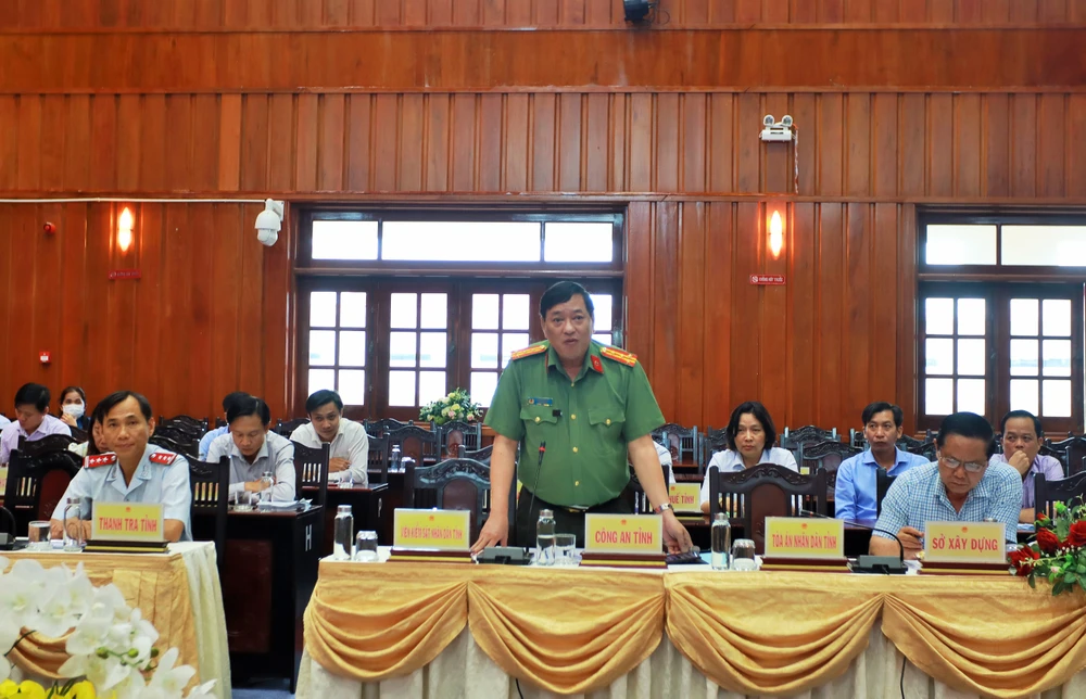 Lãnh đạo Công an tỉnh trả lời những vấn đề an ninh trật tự trên địa bàn. Ảnh: HUỲNH DU