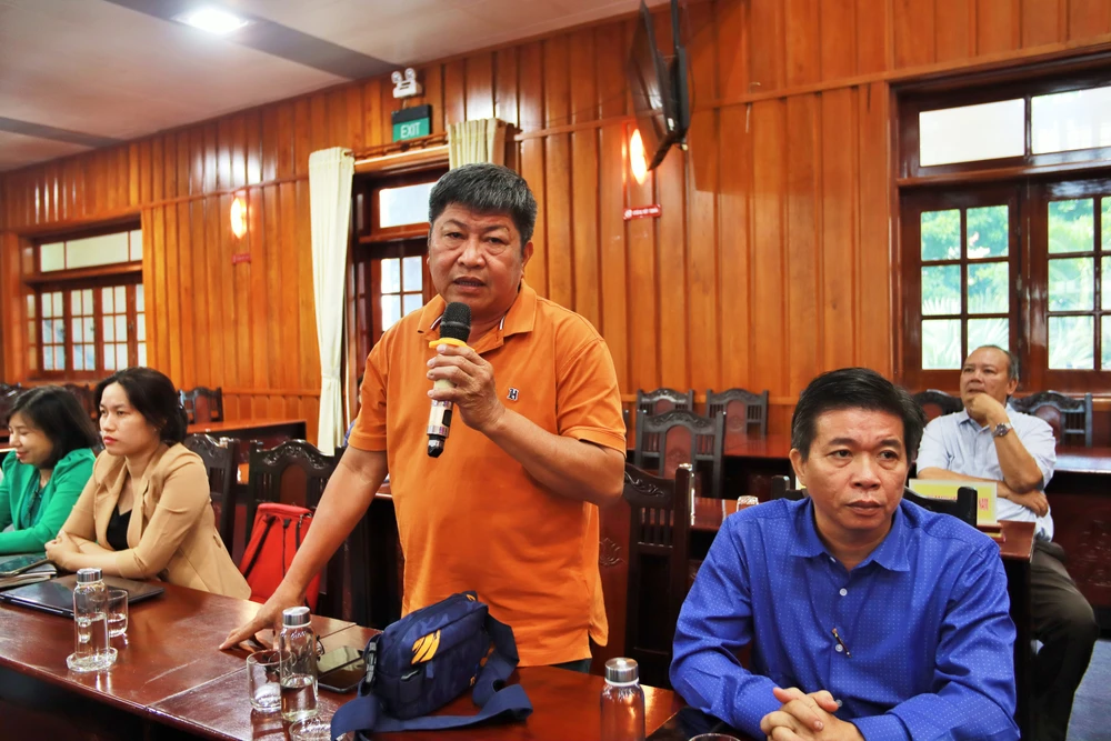 Phóng viên Báo, Đài trao đổi thông tin với lãnh đạo các Sở, ngành, địa phương tỉnh Long An. Ảnh: HUỲNH DU