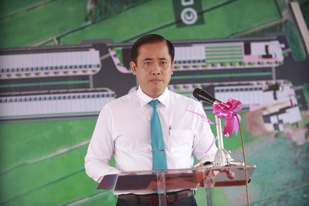 Chủ tịch UBND huyện Tân Thạnh ông Lê Thanh Đông phát biểu tại lễ khởi công. Ảnh: HUỲNH DU Chủ tịch UBND huyện Tân Thạnh ông Lê Thanh Đông phát biểu tại lễ khởi công. Ảnh: HUỲNH DU