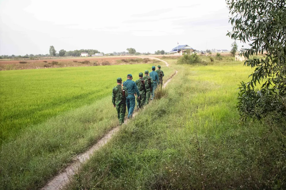 Cán bộ, chiến sĩ Đồn Biên phòng Cửa khẩu quốc tế Bình Hiệp tuần tra, kiểm soát chặt chẽ tuyến biên giới, bảo đảm cho nhân dân vui xuân, đón tết. Ảnh: HUỲNH DU