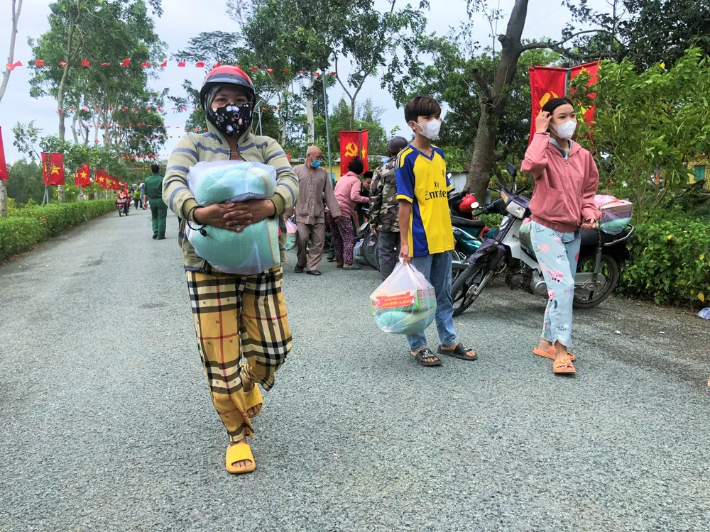 Người dân vui mừng khi nhận được những phần quà tết. Ảnh: HUỲNH DU