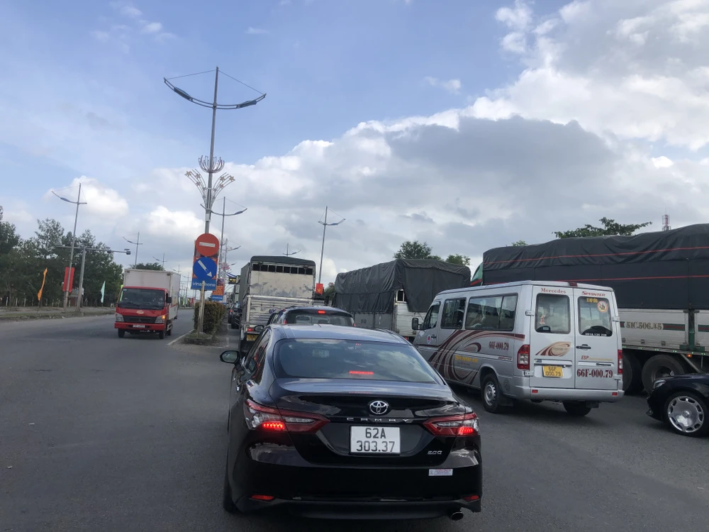Các phương tiện bị ùn ứ trên quốc lộ 62. Ảnh: HUỲNH DU