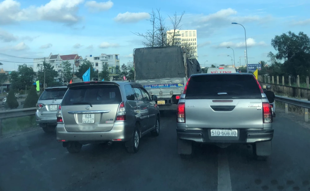 Nhiều phương tiện bị ùn tắc tại cầu Bến Lức. Ảnh: HUỲNH DU