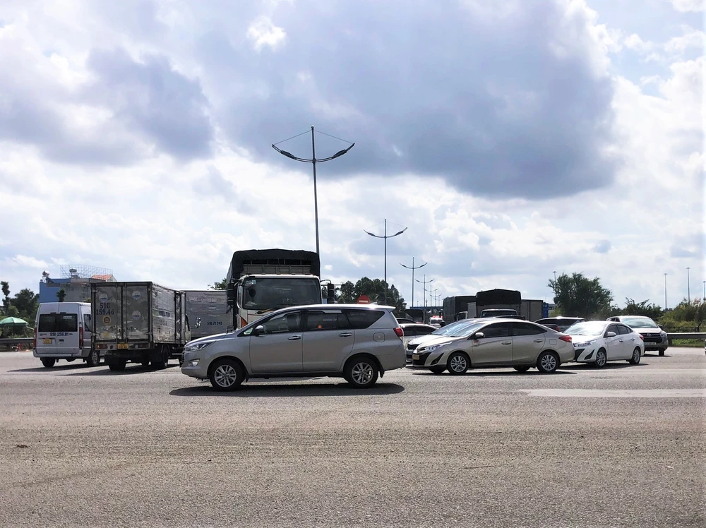 Đầu đường quốc lộ 62 vào cao tốc TP.HCM nhiều phương tiện bị kẹt cứng cục bộ. Ảnh: HUỲNH DU