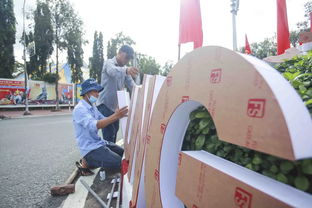 TP Tân An chỉnh trang đô thị chuẩn bị đón tết Nguyên đán. Ảnh: HUỲNH DU