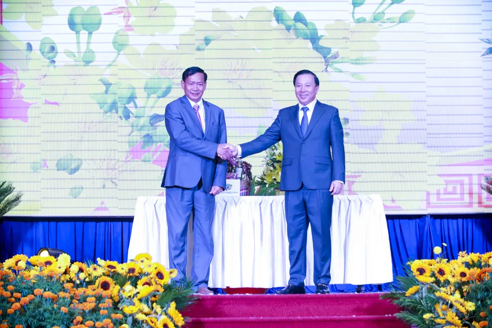 Lãnh đạo tỉnh Prey Veng tặng quà, chúc tết lãnh đạo tỉnh Long An. Ảnh: HUỲNH DU Lãnh đạo tỉnh Prey Veng tặng quà, chúc tết lãnh đạo tỉnh Long An. Ảnh: HUỲNH DU