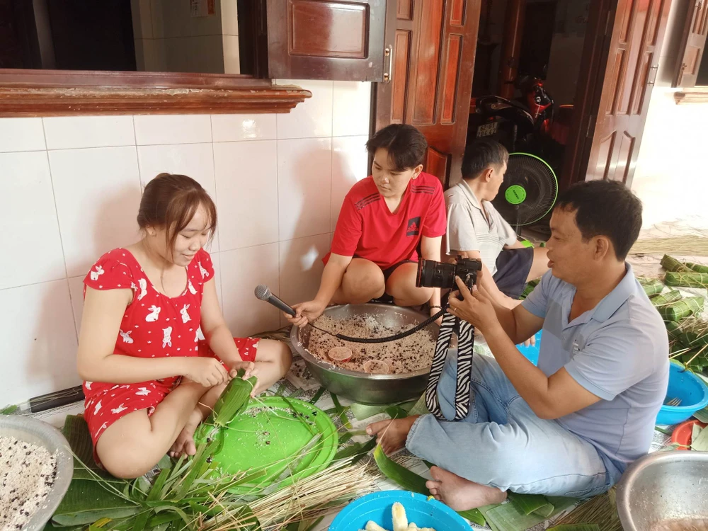 Xóm bánh tét Vàm Thủ đỏ lửa dịp tết