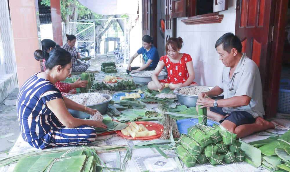 Xóm bánh tét Vàm Thủ đỏ lửa dịp tết