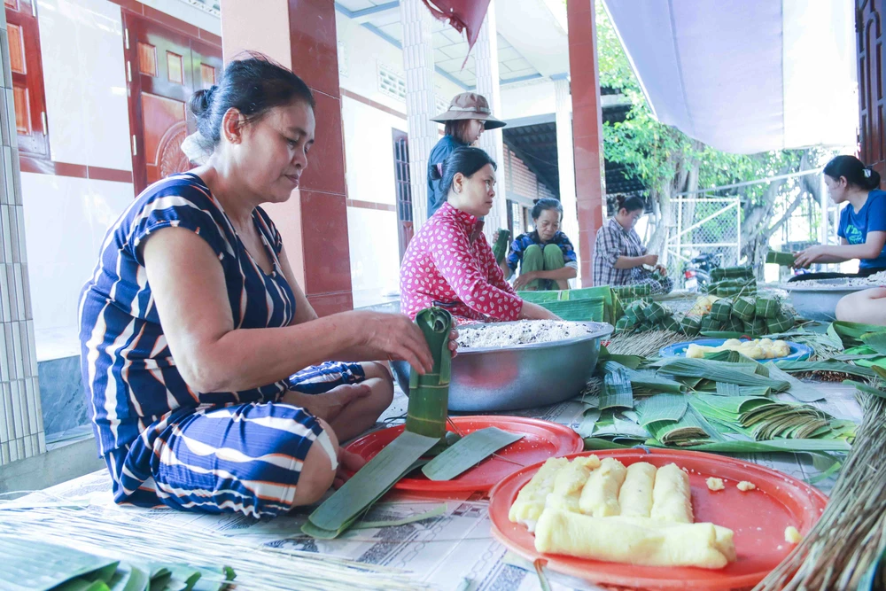 Xóm bánh tét Vàm Thủ đỏ lửa dịp tết