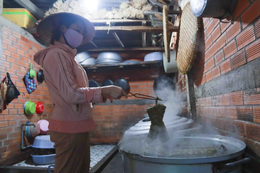 Xóm bánh tét Vàm Thủ đỏ lửa dịp tết