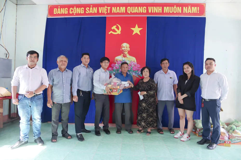 Món quà tết từ Công ty CP Đầu tư Phát triển Thủ Thừa trao cho hộ gia đình khó khăn trên địa bàn, góp phần chung tay giúp người nghèo đón Tết Cổ truyền của dân tộc. Ảnh: HUỲNH DU
