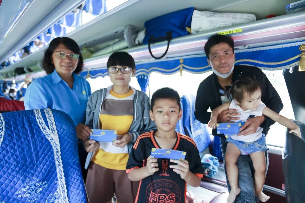 Gia đình chị Luyến đón nhận vé từ xe 0 đồng từ bà Lê Thị Thu Cúc - Phó chủ tịch LĐLĐ tỉnh. Ảnh: HUỲNH DU