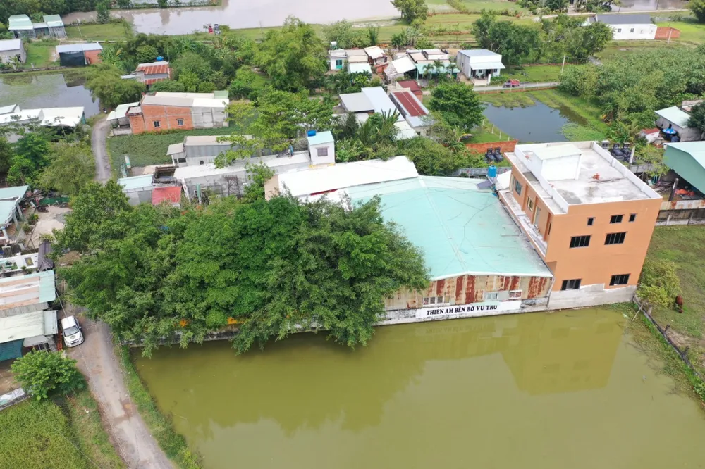 TAND huyện Đức Hòa có thông báo đến bị án Lê Tùng Vân, có mặt tại Tịnh Thật Bồng Lai nơi còn gọi là Thiền Am bên bờ vũ trụ để thực hiện giám định tình trạng bệnh. Ảnh: HUỲNH DU