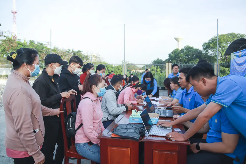 Công nhân lao, lao động bị mất việc làm thủ tục hồ sơ để nhận hỗ trợ. Ảnh: HUỲNH DU Công nhân lao, lao động bị mất việc làm thủ tục hồ sơ để nhận hỗ trợ. Ảnh: HUỲNH DU