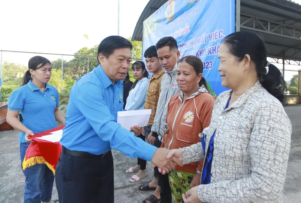 Long An trao tiền hỗ trợ Tết cho hơn 1.300 người bị mất việc, giảm giờ làm ảnh 1 Long An trao tiền hỗ trợ Tết cho hơn 1.300 người bị mất việc, giảm giờ làm ảnh 1