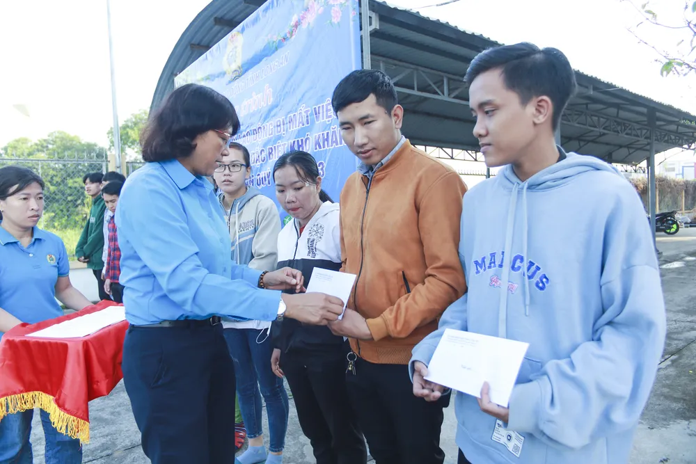 Bà Lê Thị Thu Cúc - Phó chủ tịch LĐLĐ tỉnh trao tiền hỗ trợ cho công nhân bị mất việc. Ảnh: HUỲNH DU Bà Lê Thị Thu Cúc - Phó chủ tịch LĐLĐ tỉnh trao tiền hỗ trợ cho công nhân bị mất việc. Ảnh: HUỲNH DU