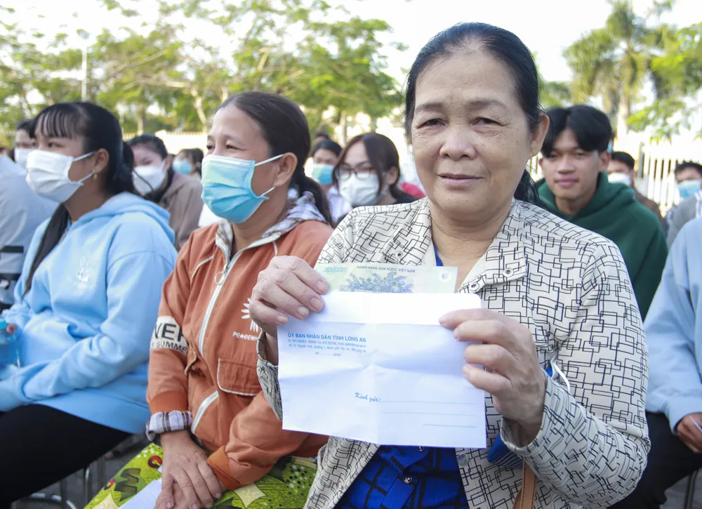 Bà Nguyễn Thị Ngọc Nga vui mừng khi nhận được tiền hỗ trợ. Ảnh: HUỲNH DU Bà Nguyễn Thị Ngọc Nga vui mừng khi nhận được tiền hỗ trợ. Ảnh: HUỲNH DU