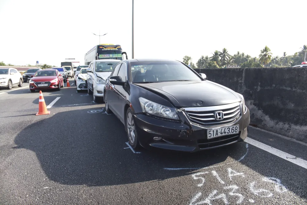 5 ô tô phía sau đã xử lý không kịp va chạm vào đuôi các ô tô phía trước. Ảnh: HUỲNH DU 5 ô tô phía sau đã xử lý không kịp va chạm vào đuôi các ô tô phía trước. Ảnh: HUỲNH DU