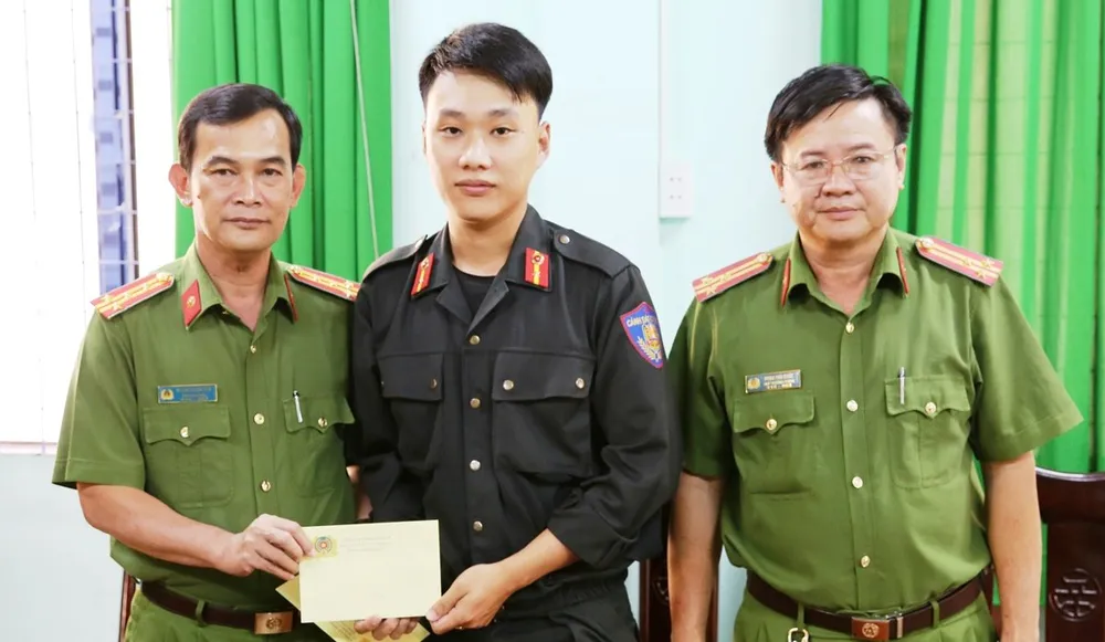 Đại tá Phạm Minh Tâm - Phó GĐ Công an tỉnh đã đến thăm hỏi động viên chiến sĩ CSCĐ bị thương khi truy đuổi nhóm người đá gà. Ảnh: HUỲNH DU