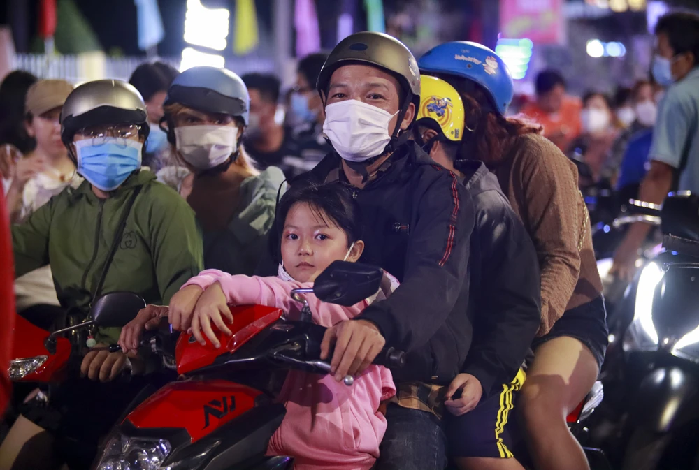 Tại TP. Tân An, các gia đình, cặp đôi, nhóm bạn trẻ đã có mặt tại khu vực sân vận động Long An đón chờ khoảnh khắc màn bắn pháo hoa bước sang năm mới Quý Mão 2023. Ảnh: HUỲNH DU