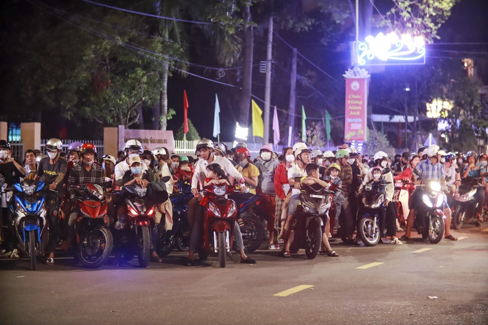 Hàng ngàn người đổ dồn về trung tâm TP. Tân An tất cả các ngã đường đều đông kín, chen lấn chờ đến giờ đón giao thừa để xem bắn pháo hoa. Ảnh: HUỲNH DU