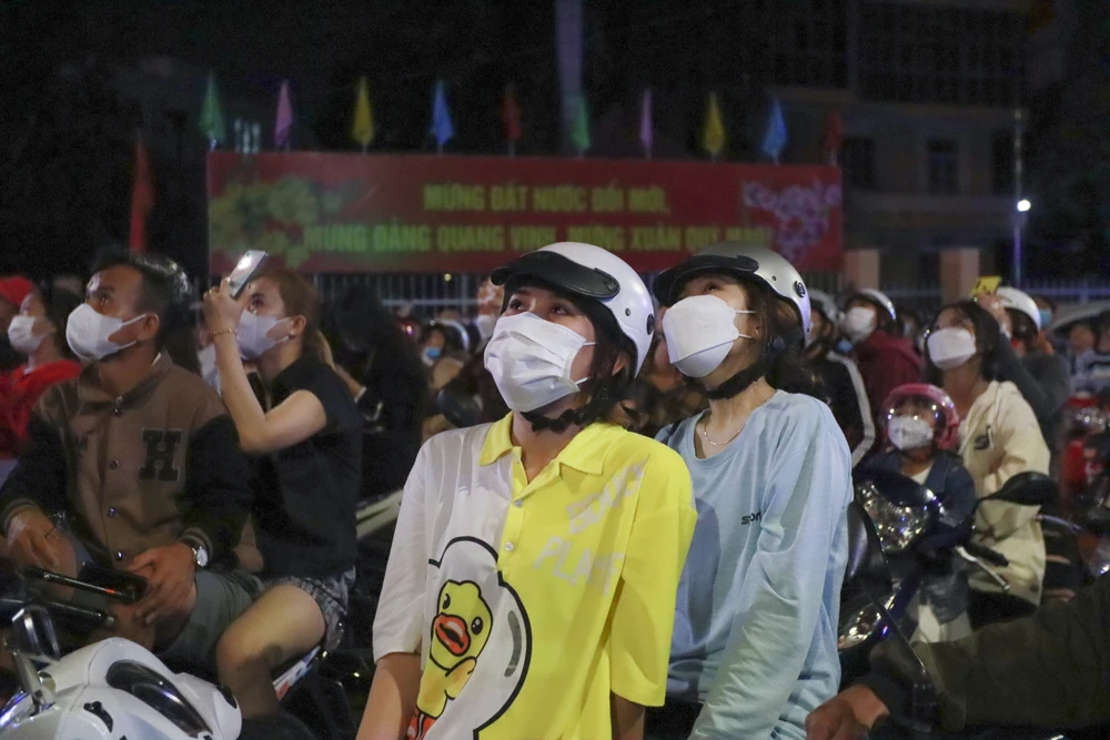 Khoảnh khắc đáng nhớ của các bạn trẻ khi chào đón đêm giao thừa bước sang năm mới. Ảnh: HUỲNH DU