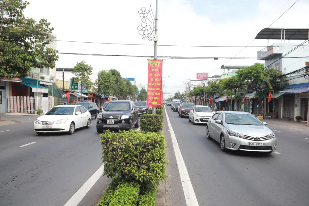 Các phương tiện di chuyển thành 4 làn xe lên cầu Rạch Miễu nhưng tình trạng ùn ứ vẫn kéo dài. Ảnh: HUỲNH DU