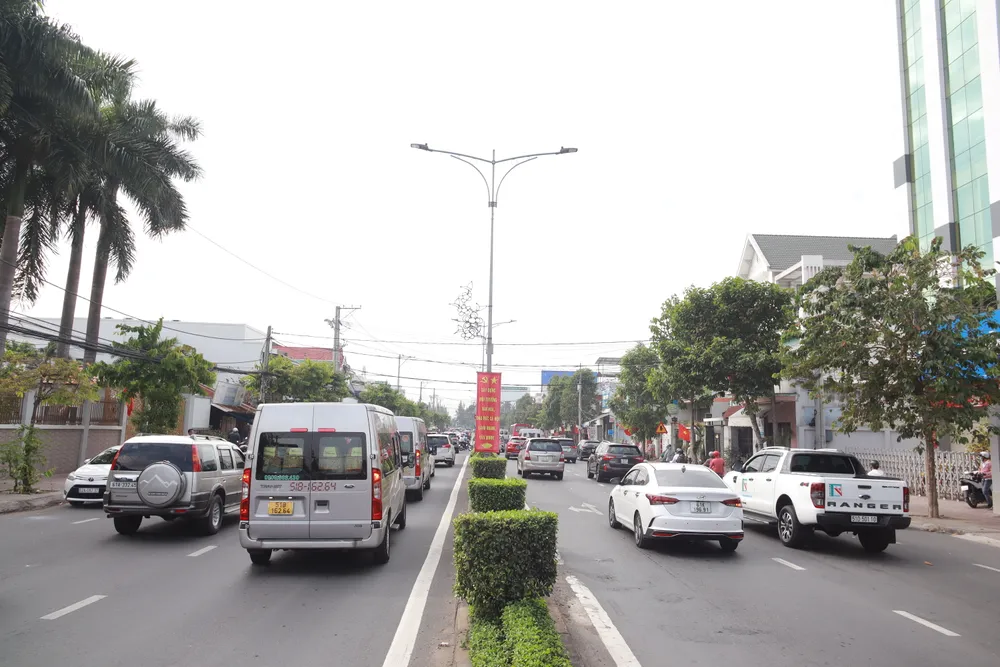 Đến hơn 12 giờ cùng ngày tình trạng ùn ứ vẫn còn diễn ra. Ảnh: HUỲNH DU